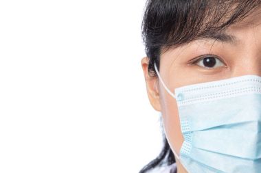 Asyalı kadın doktor bir maske takarak