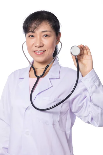 Asiatiska kvinnliga läkare anläggning stetoskop — Stockfoto