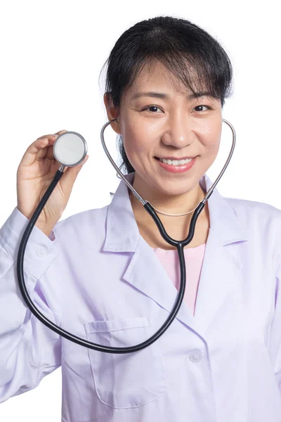 Asiatique femme médecin tenant stéthoscope — Photo