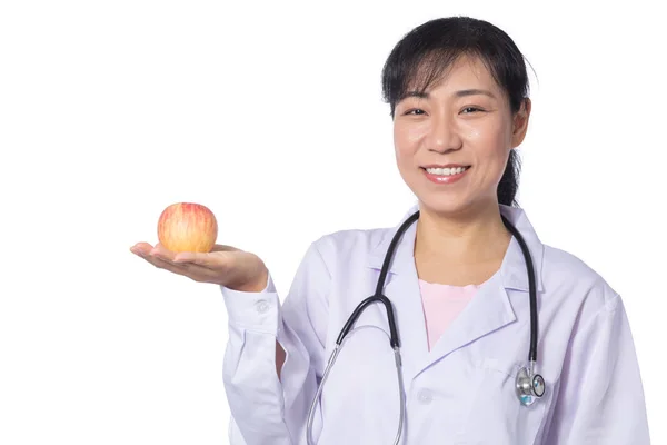 Asiática médico sosteniendo manzana con estetoscopio — Foto de Stock