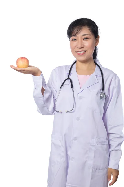 Asiatiska kvinnliga läkare håller apple med stetoskop — Stockfoto