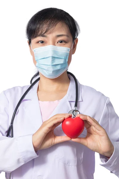 Азиатская женщина-врач держит красное сердце стетоскопом — стоковое фото