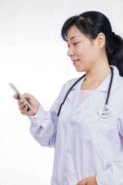 Cep telefonu kullaranarak Asyalı kadın doktor