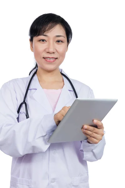 亚洲女性医生抱着一台平板电脑 — 图库照片