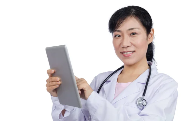 亚洲女性医生抱着一台平板电脑 — 图库照片