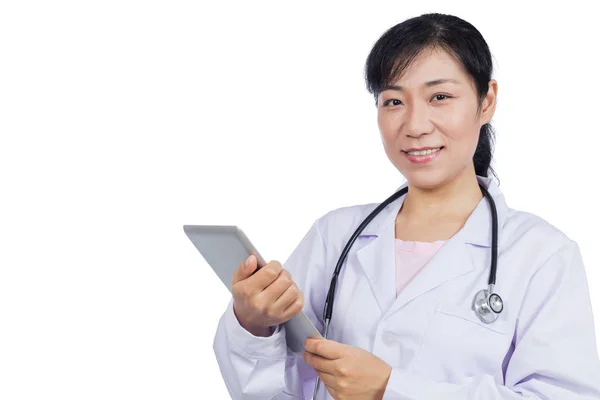 Asiática médico feminino segurando um comprimido — Fotografia de Stock