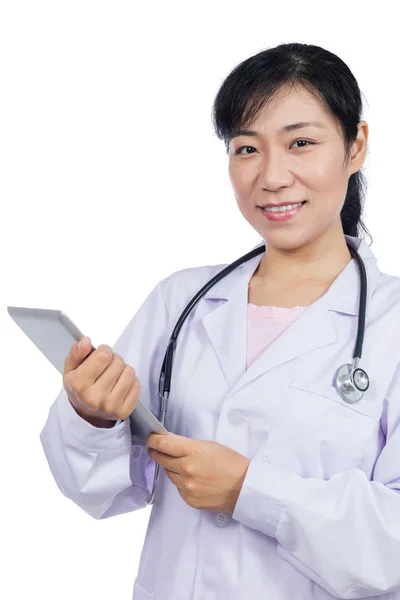 Азиатская женщина-врач держит планшет — стоковое фото