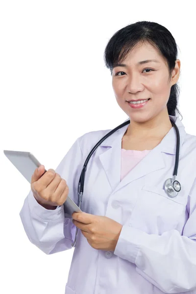 Asiatico medico donna holding un tablet — Foto Stock