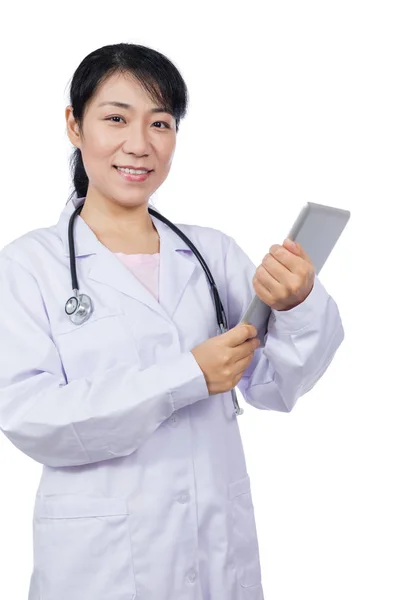 タブレットを使うアジアの女性医師 — ストック写真