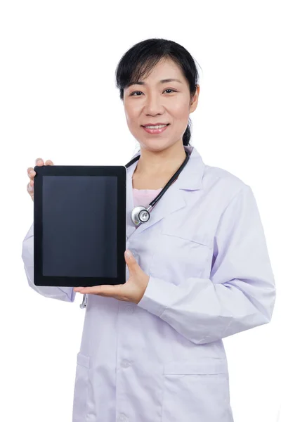 Aziatische vrouwelijke arts met een tablet — Stockfoto