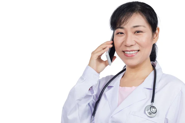 Asiatisk kvindelig doktor taler i telefon - Stock-foto