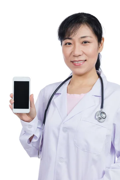 Asiática médico feminino usando telefone celular — Fotografia de Stock