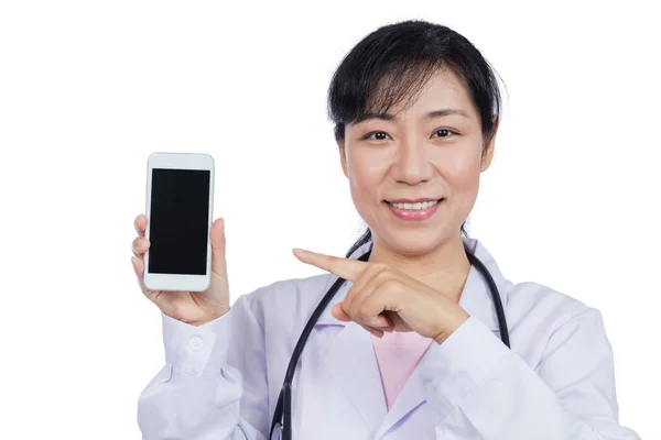 Asiática médico feminino usando telefone celular — Fotografia de Stock