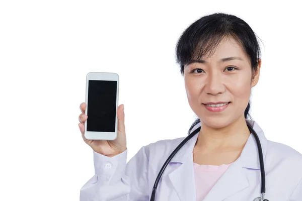 Cep telefonu kullaranarak Asyalı kadın doktor — Stok fotoğraf