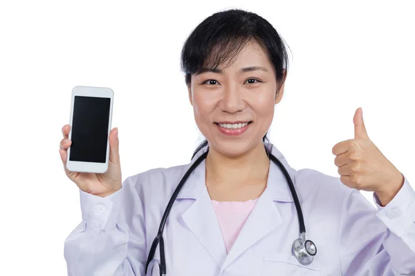 Asiática médico feminino usando telefone celular — Fotografia de Stock