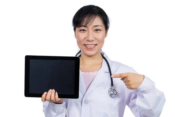 Doctora asiática sosteniendo un comprimido — Foto de Stock