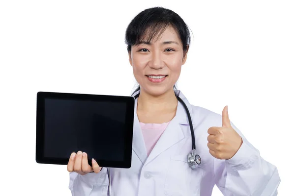 Asiática médico feminino segurando um comprimido — Fotografia de Stock