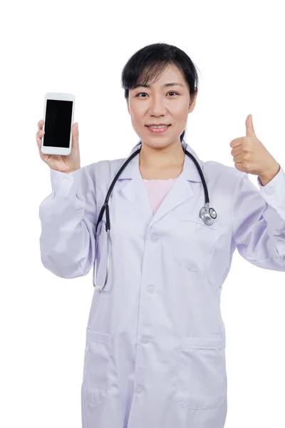 携帯電話を用いたアジアの女性医師 — ストック写真