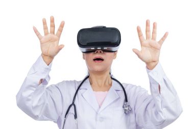 Asyalı kadın doktor ekran sanal gerçeklik tarafından dokunmadan koruyucu gözlük