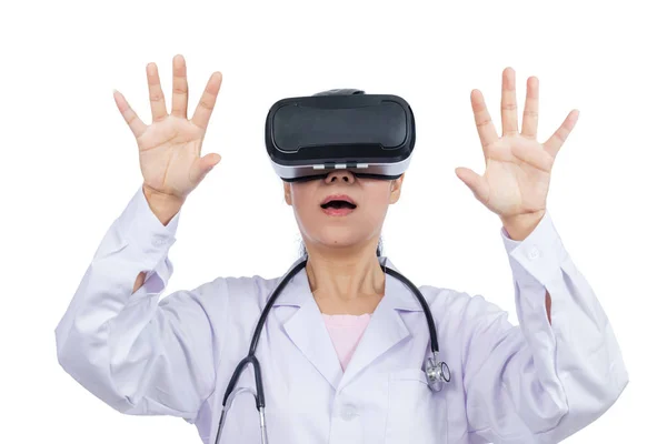 Azjatycka lekarka dotykając ekranu przez wirtualnej rzeczywistości gogle — Zdjęcie stockowe