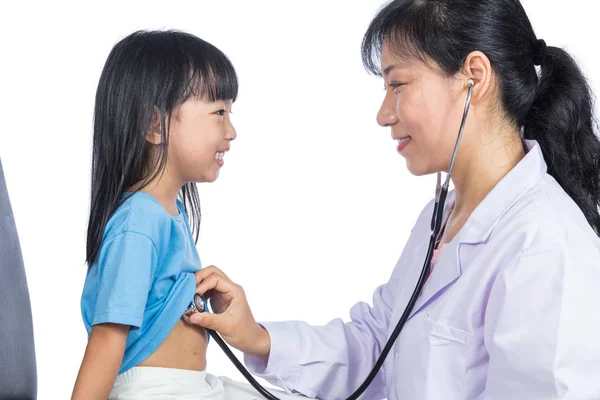 Asiática médico femenino examinando un chino niña por stethosco —  Fotos de Stock