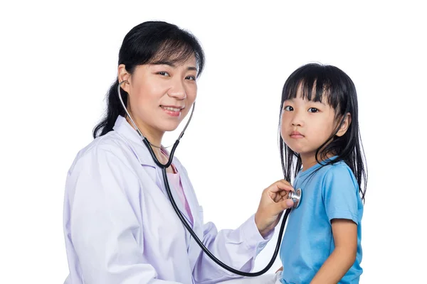 Asiática médico femenino examinando un chino niña por stethosco —  Fotos de Stock