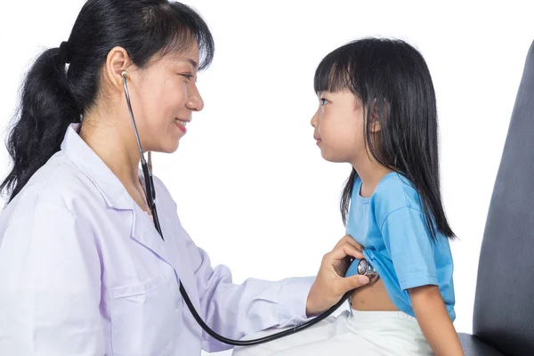 Azjatyckich kobiet lekarza przeprowadzającego badanie chiński dziewczynka przez stethosco — Zdjęcie stockowe