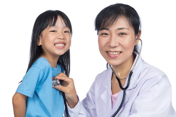Azjatyckich kobiet lekarza przeprowadzającego badanie chiński dziewczynka przez stethosco — Zdjęcie stockowe