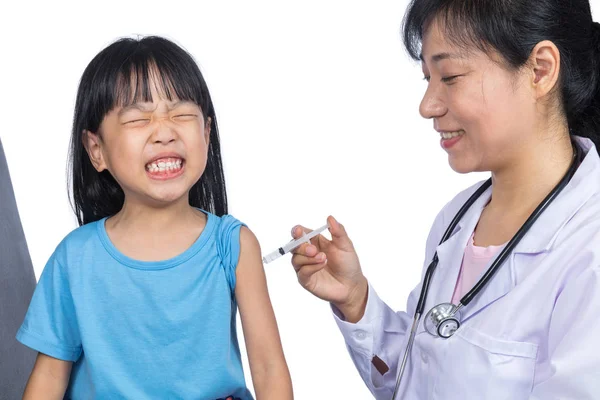 Asiática mujer médico dando un chino niña inyección — Foto de Stock