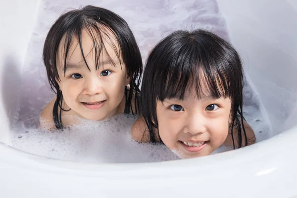 Asiatiche piccole ragazze cinesi che giocano con acqua e schiuma — Foto Stock
