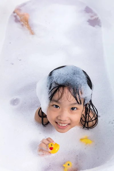 Asiatico piccolo cinese ragazza giocare con acqua e schiuma — Foto Stock