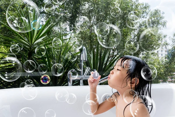 Asiatico piccolo cinese ragazza blowing bolle — Foto Stock