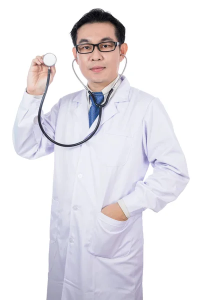 Asiatiska kinesiska manliga läkare håller stetoskop — Stockfoto
