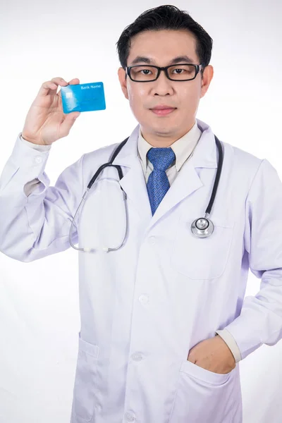Asiático chino médico titular de la tarjeta de crédito con estetoscopio —  Fotos de Stock