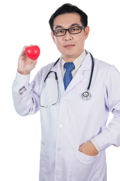 Ασίας κινεζική αρσενικό ο γιατρός κρατώντας κόκκινη καρδιά με το στηθοσκόπιο — Φωτογραφία Αρχείου