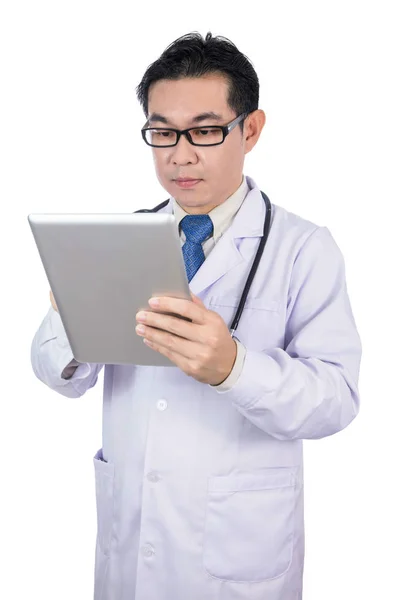 Médico chino asiático sosteniendo un comprimido — Foto de Stock