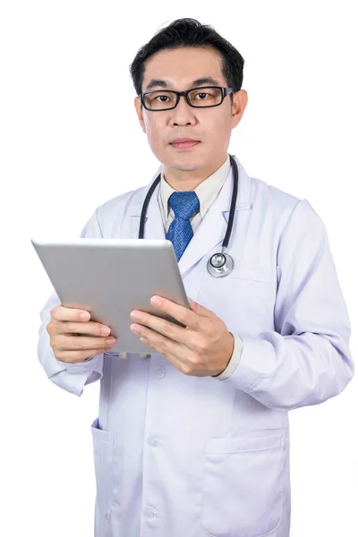 亚洲中国男性医生抱着一台平板电脑 — 图库照片