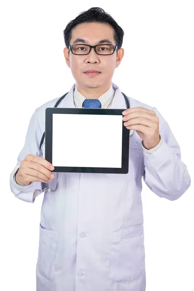 Asyalı Çinli erkek doktor bir tablet holding — Stok fotoğraf