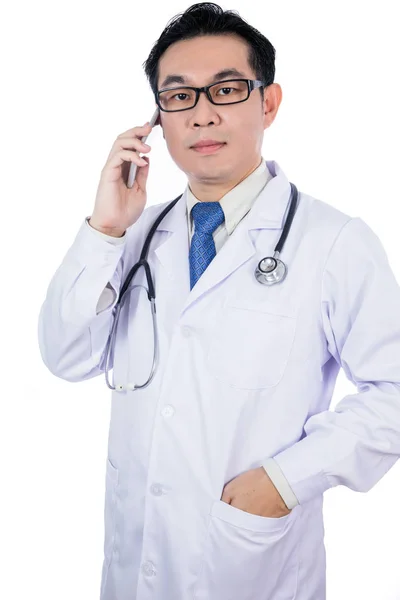 Asiático chino médico hablando por teléfono — Foto de Stock