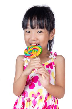 Asyalı küçük Çinli kız lolipop yemek