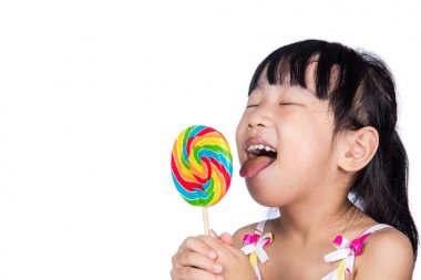 Asyalı küçük Çinli kız lolipop yemek