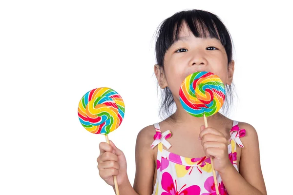 Asiático menina chinesa comendo pirulito — Fotografia de Stock