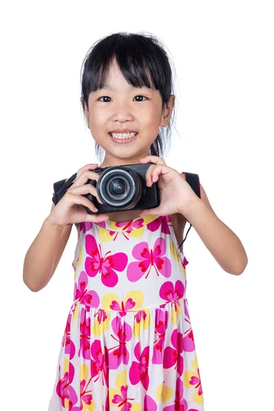 Asiatische kleine chinesische Mädchen halten eine Kamera — Stockfoto