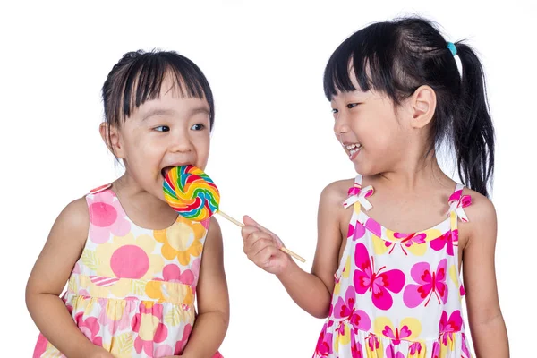 Asiatiska liten kinesiska flickor äta lollipop — Stockfoto