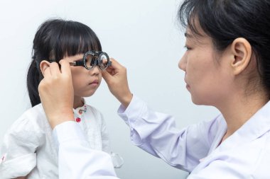 Asyalı küçük Çinli kız yapıyor gözleri bir sınava ophthalmolog