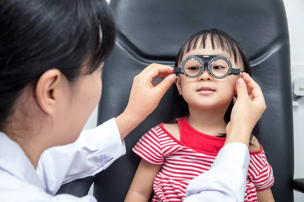 Azjatycka mały chiński dziewczyna robi badanie okulistyczne przez instrumentem oftalmo — Zdjęcie stockowe