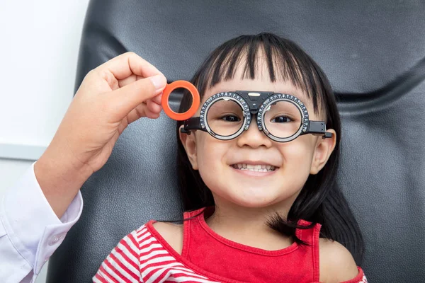 Azjatycka mały chiński dziewczyna robi badanie okulistyczne — Zdjęcie stockowe