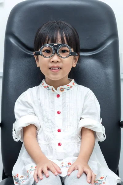 Asyalı küçük Çinli kız gözlerini muayene yapıyor — Stok fotoğraf