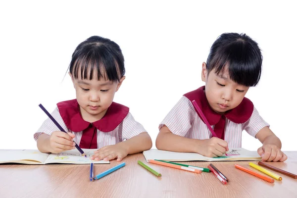 Asiatico piccole ragazze cinesi disegno con matite di colore — Foto Stock