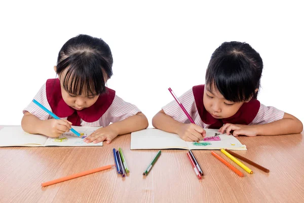 亚洲中国小姑娘绘图与彩色铅笔 — 图库照片